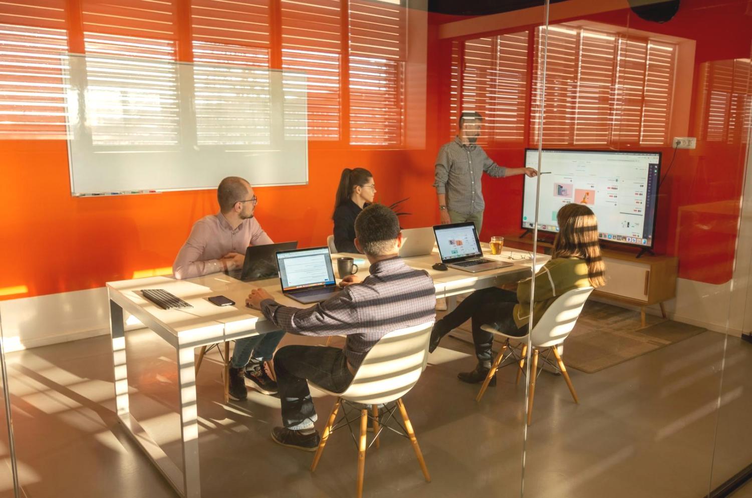 Yoga-Praxis im Freien mit natürlicher Umgebung