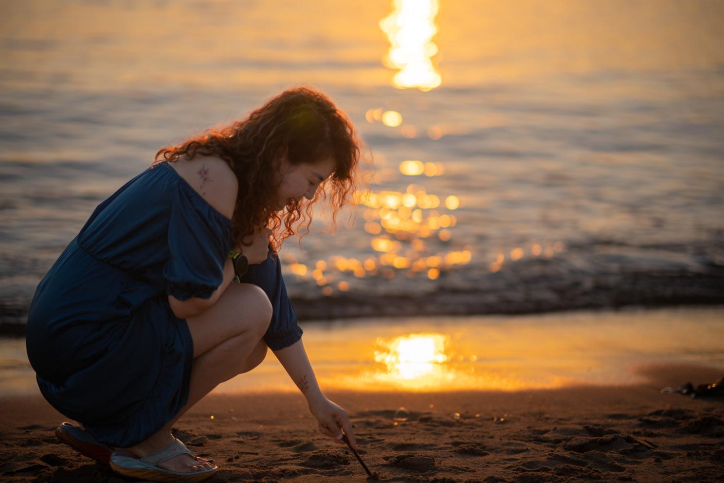 Yoga-Session im Freien bei Sonnenaufgang