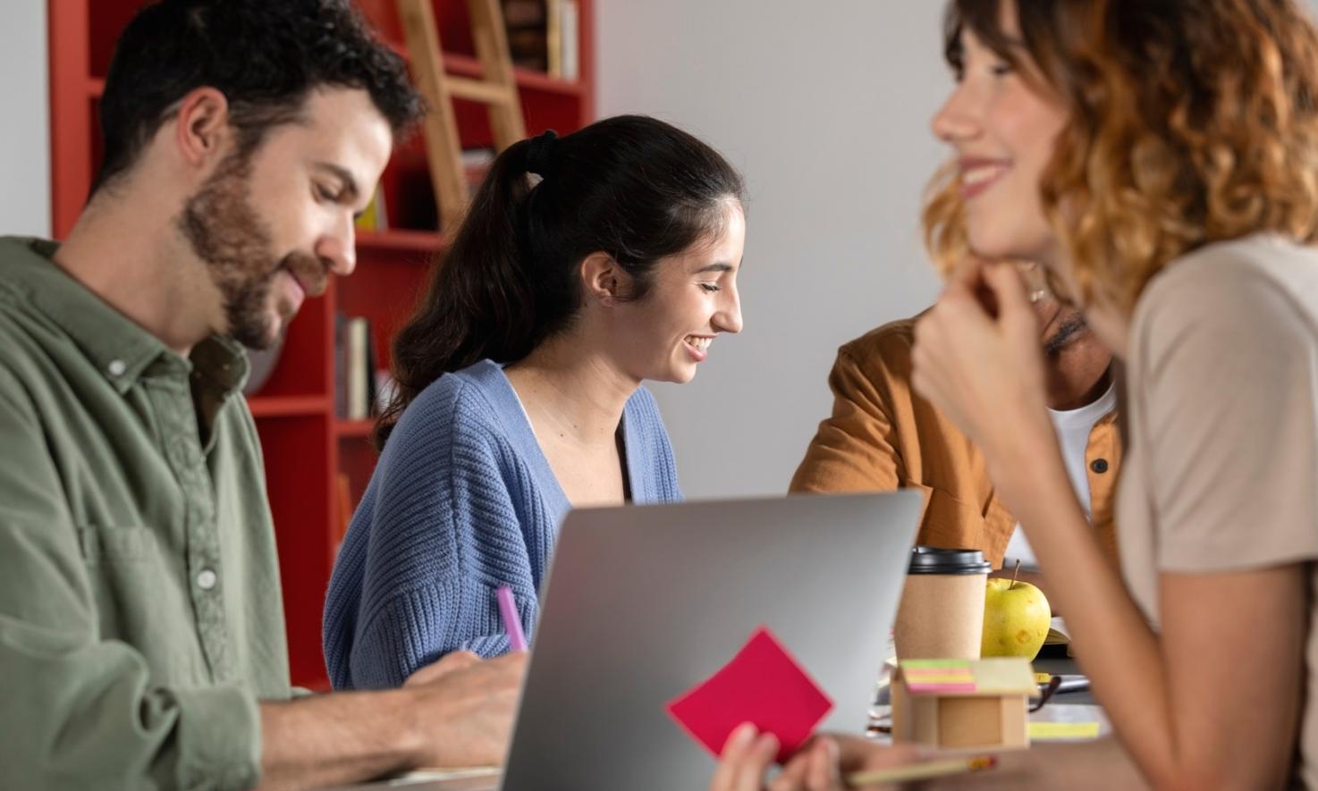 Yoga-Gruppe in natürlicher Umgebung